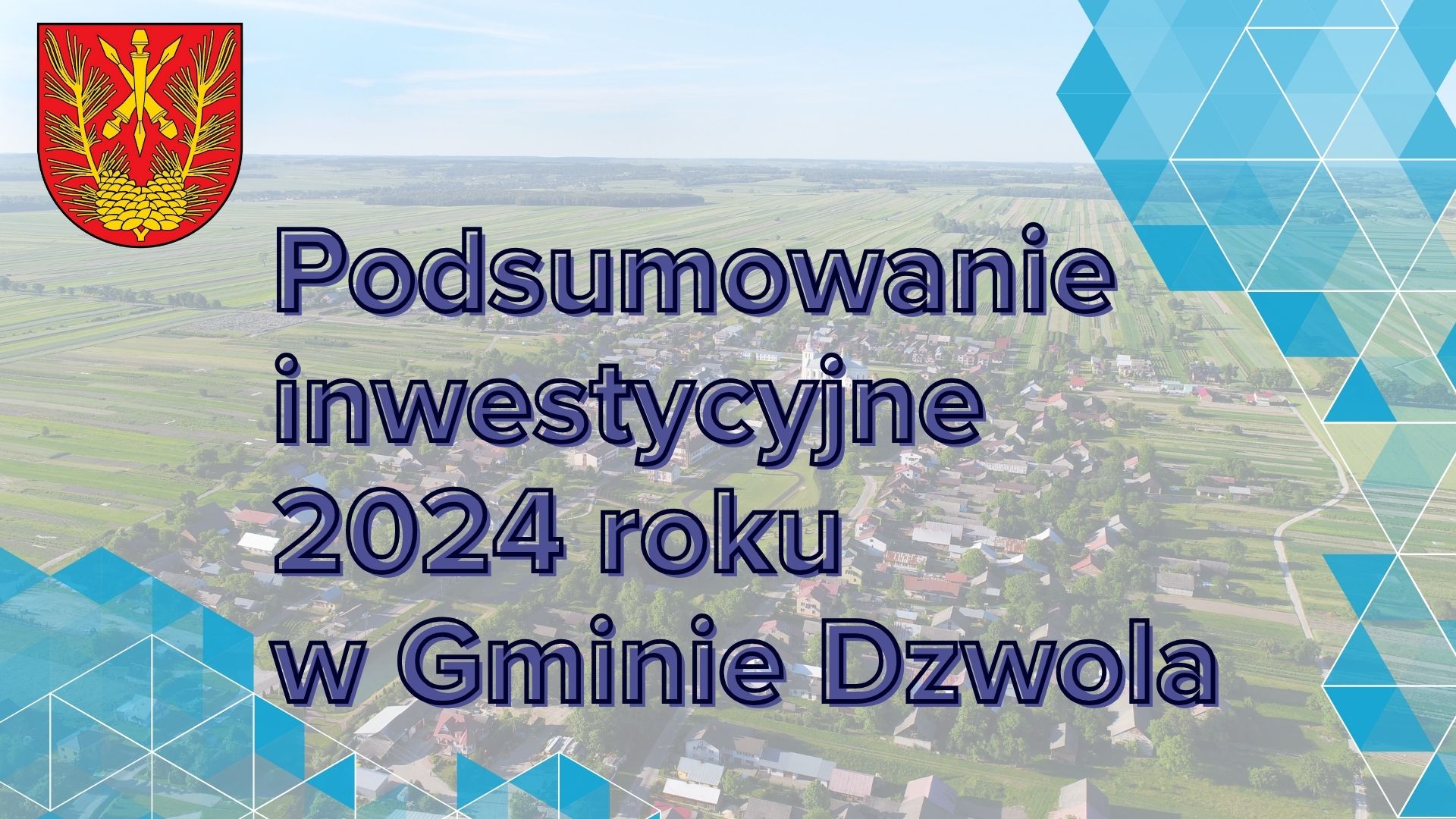 Widok z lotu ptaka na wiejską zabudowę i pola uprawne, herb w czerwonym polu z żółtymi kłosami i mieczem, niebieskie geometryczne wzory w rogach.