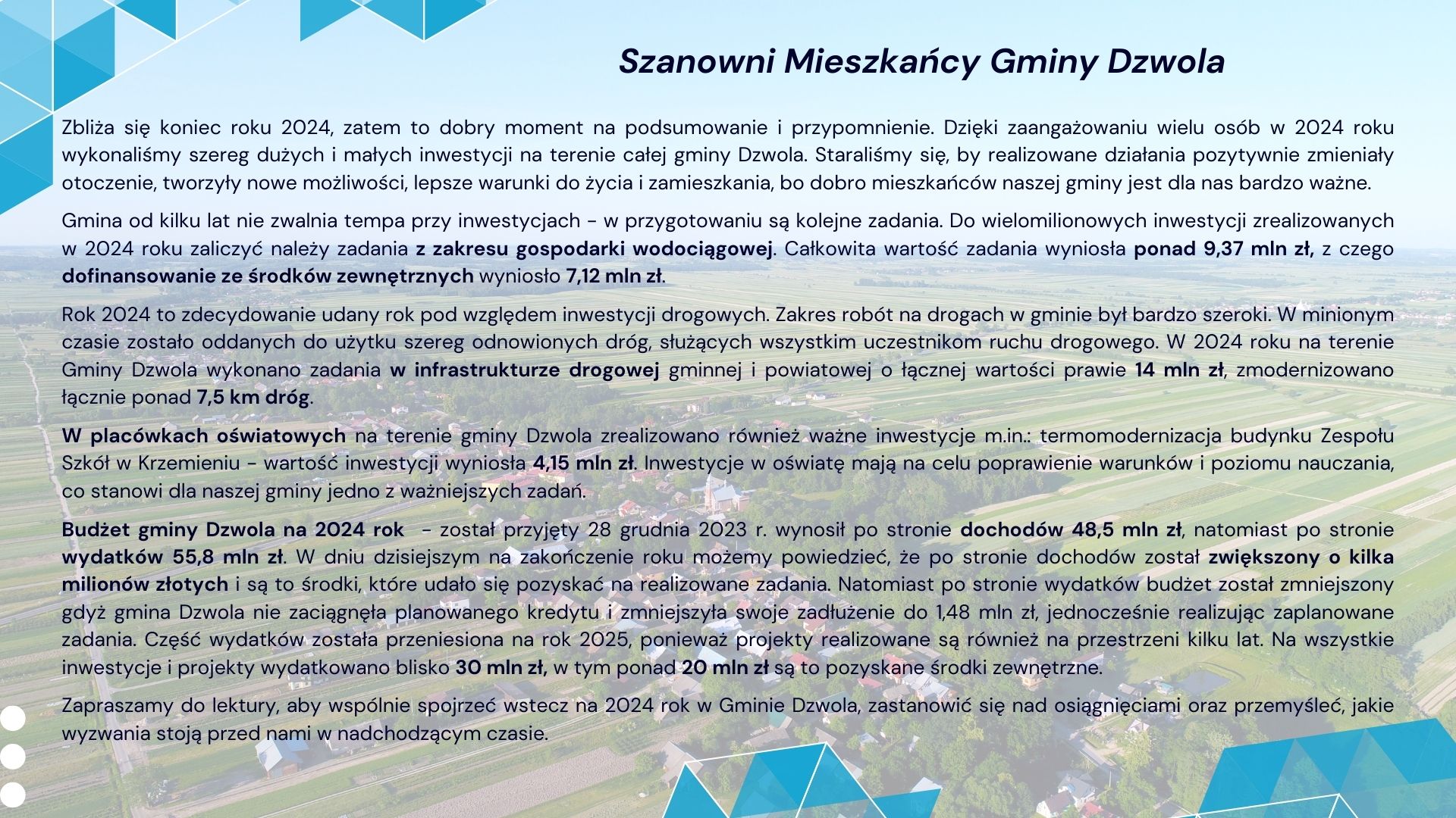 Lotniczy widok na wiejską zabudowę i pola uprawne pod niebieskim niebem z nałożonym tekstem informacyjnym i niebieskimi geometrycznymi wzorami w narożnikach.