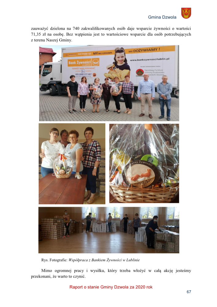 Grupa siedmiu osób stoi na tle ciężarówki z reklamą Banku Żywności, cztery kobiety trzymają kosze upominkowe. Cztery kobiety przy stole z koszem upominkowym. Zbliżenie na kosz w folii z przysmakiem. Sześć osób w pomieszczeniu z dużą ilością paczek i kartonów.