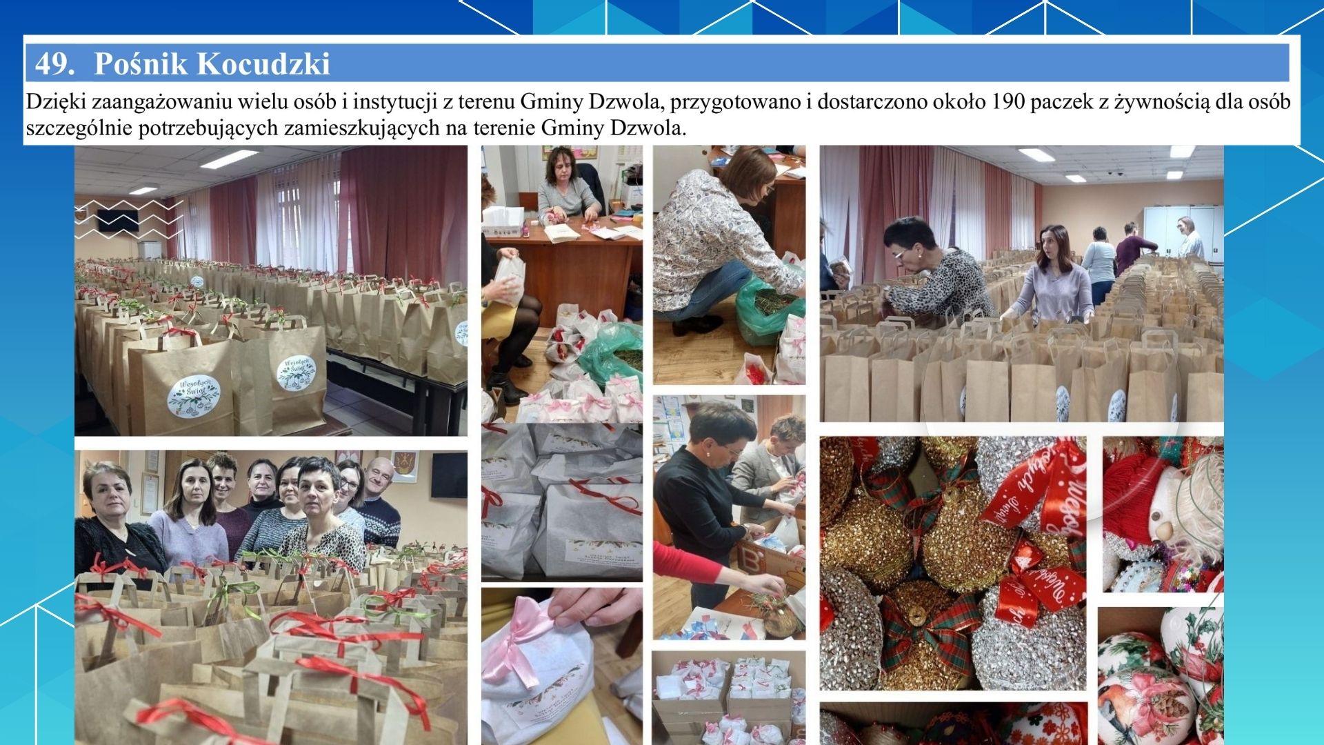 Wiele papierowych torebek z etykietami i kokardkami ustawionych w sali, grupa osób przy pracy i pozująca, ozdoby świąteczne w kolorach złotym, czerwonym i białym.