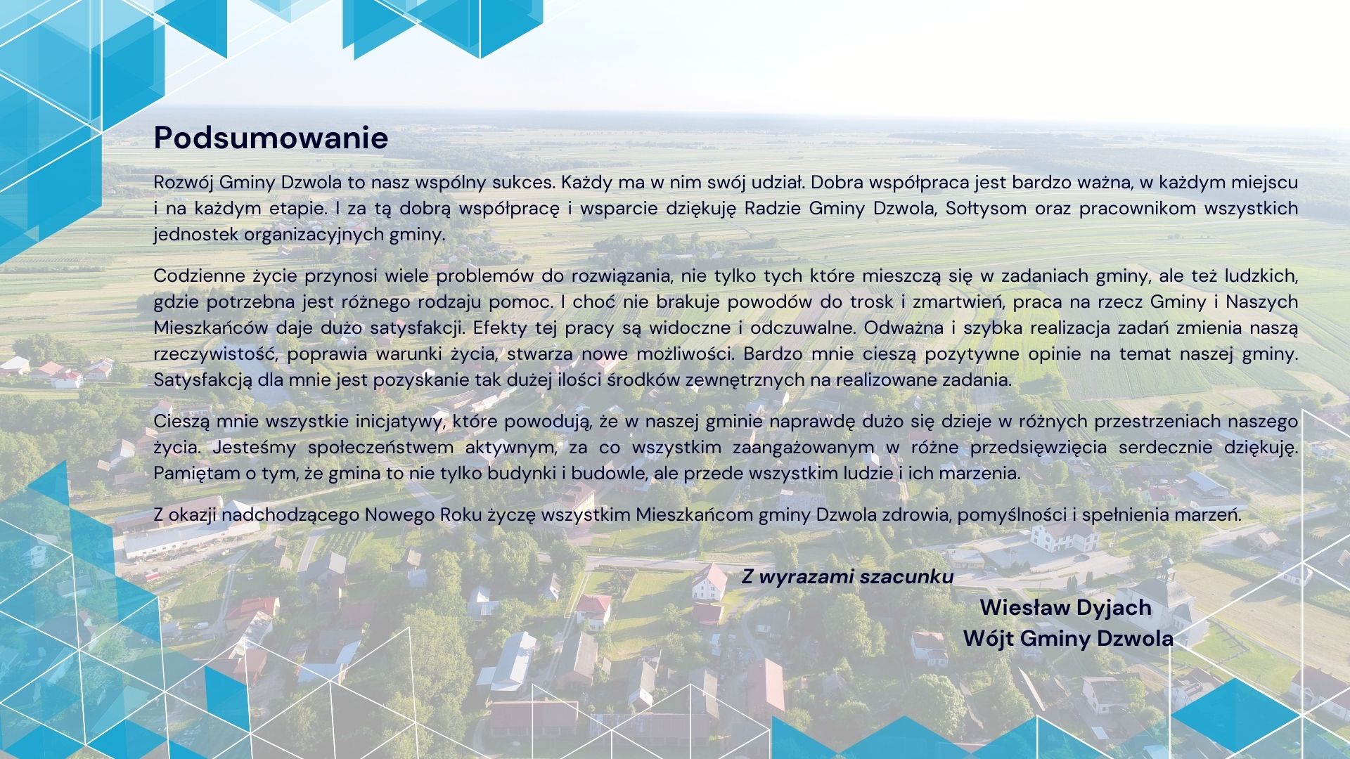 Widok z lotu ptaka na wiejską zabudowę otoczoną zielenią, z przezroczystym tekstem podsumowania i niebieskimi geometrycznymi wzorami na rogach.