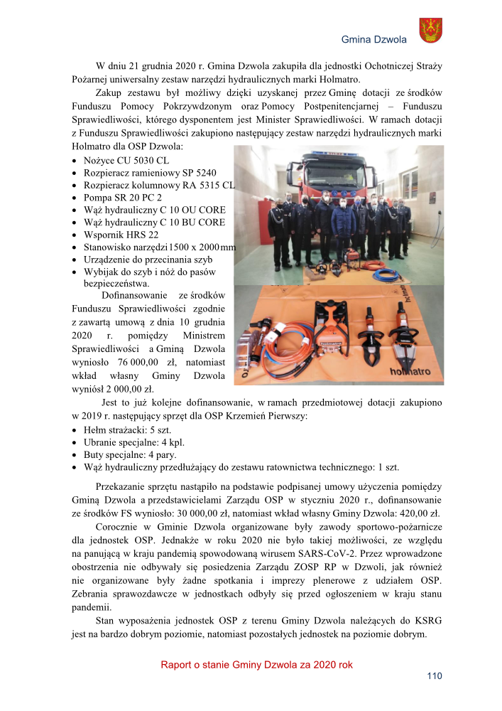 Czterech mężczyzn w mundurach stoi obok stołu z narzędziami hydraulicznymi i wężem, w tle jasne ściany i okno, podłoga zielona.