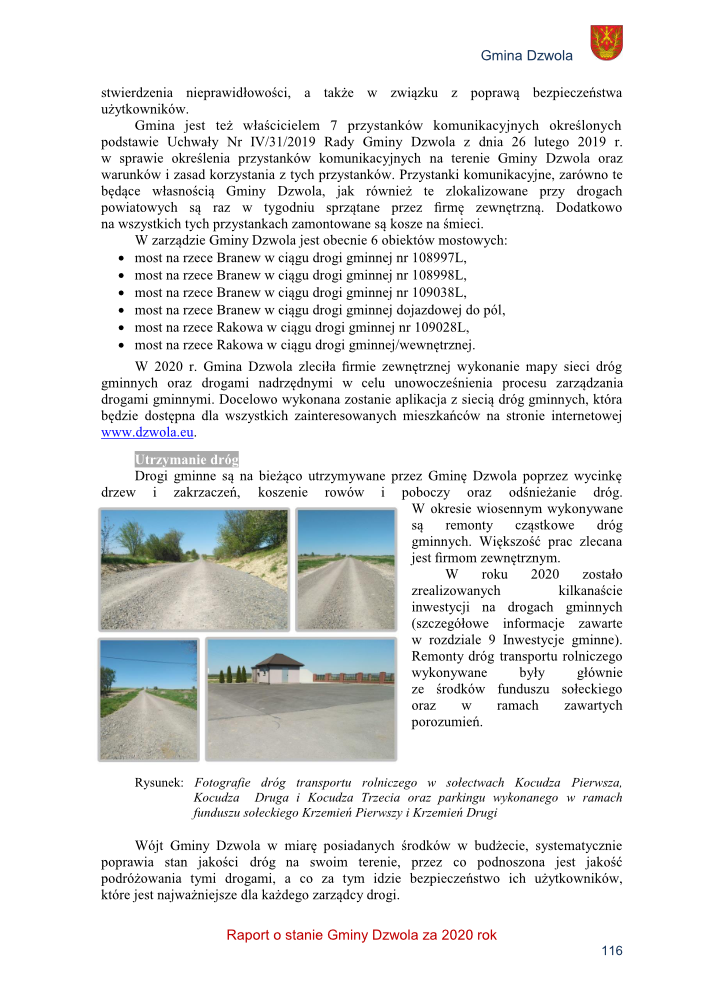 Droga gruntowa z zielonymi drzewami po bokach; widok prostej, szutrowej drogi, pola i niskie rośliny przy drodze, parking z kostki brukowej przy budynku na tle nieba.