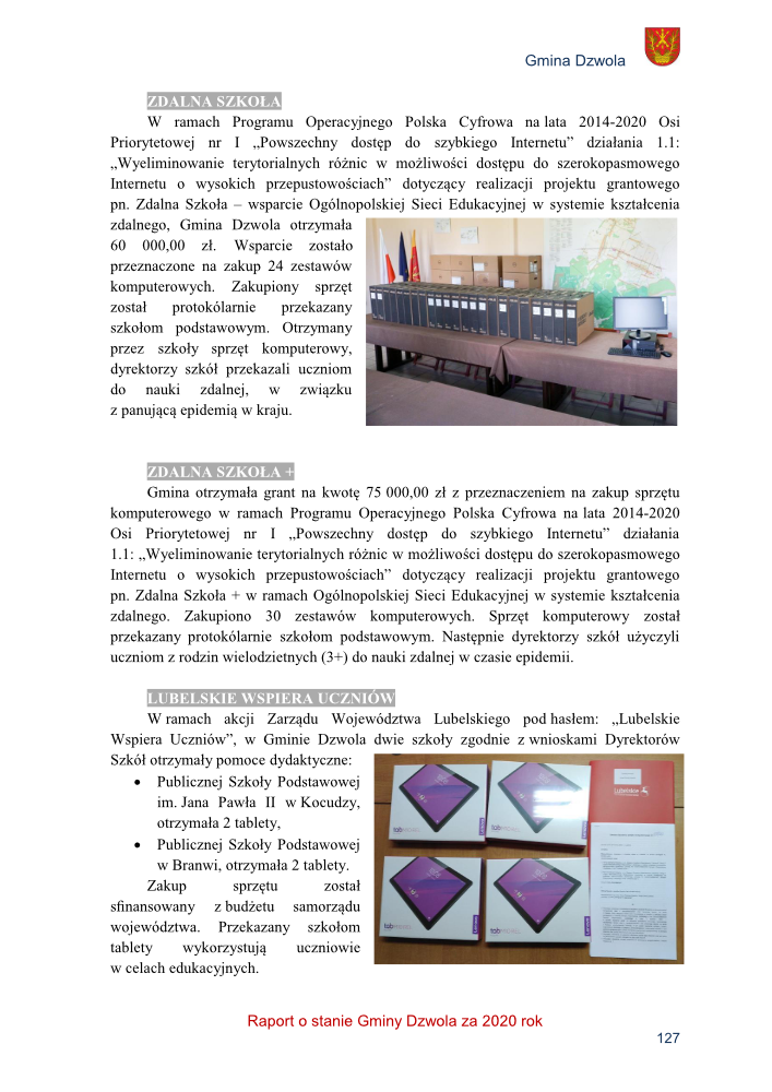 Stół z 24 czarnymi pudełkami i komputerem z monitorem na tle mapy i flagi.