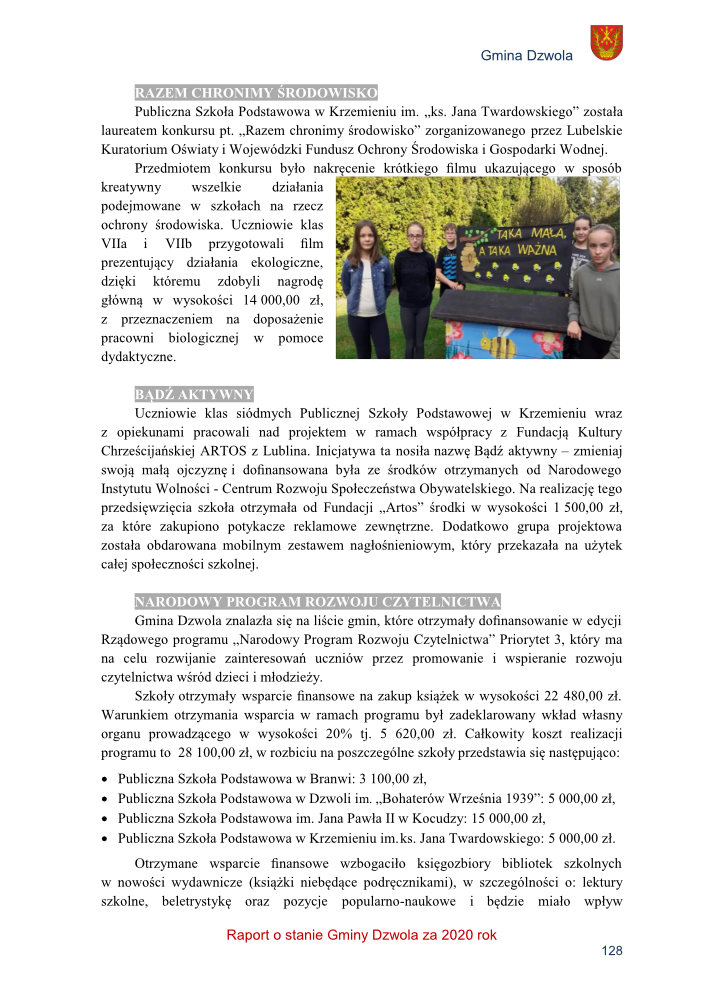 Grupa ośmiorga dzieci stoi przy kolorowej skrzyni z napisem „Taka mała, a taka ważna” na tle zielonych drzew.