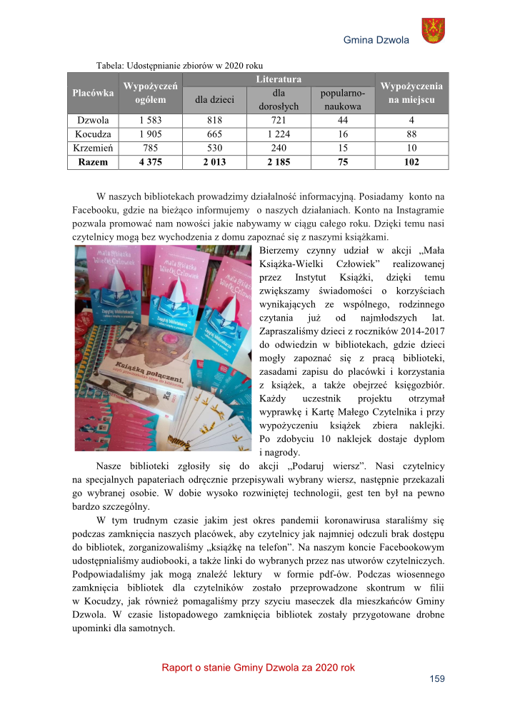 Stół z książkami i materiałami promocyjnymi na drewnianym stole, w tym kolorowe książeczki i ulotki z napisami w języku polskim.