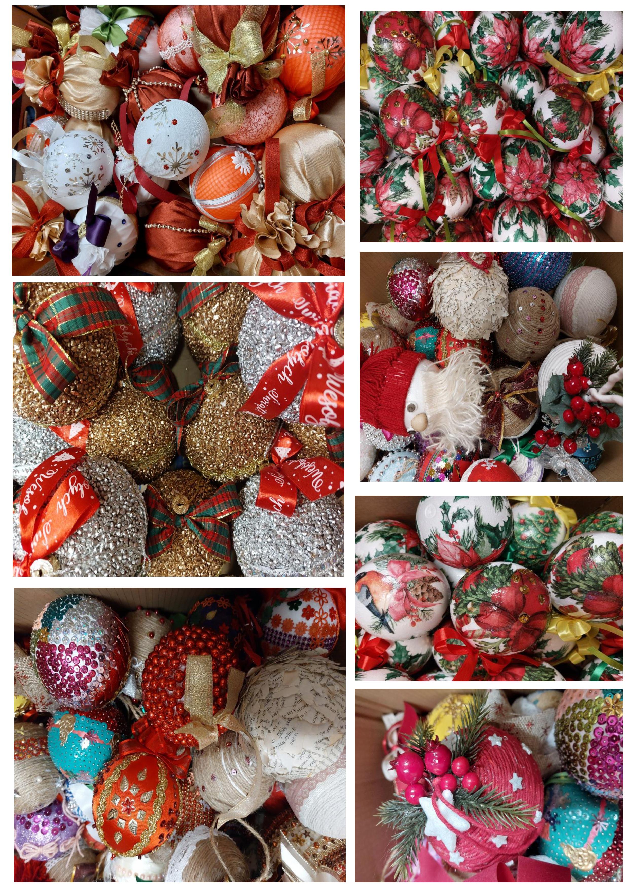 Zestaw kolorowych, ozdobnych bombek świątecznych o różnych fakturach i wzorach, w odcieniach czerwieni, złota, bieli, zieleni i pomarańczy, z kokardkami i dekoracjami.