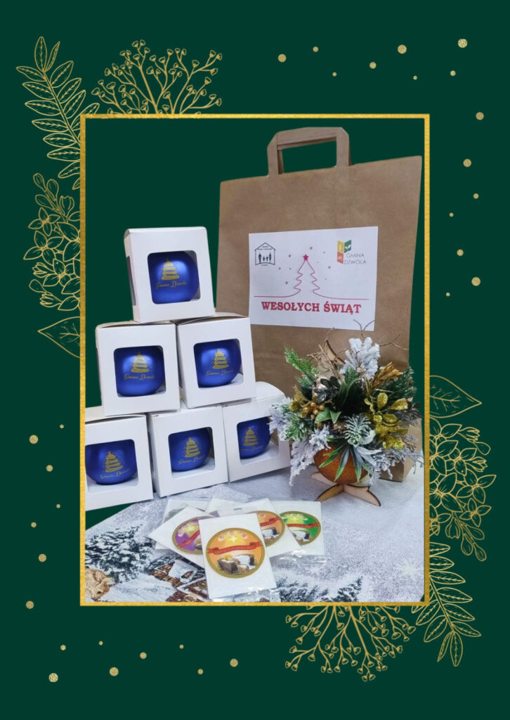 Sześć niebieskich bombek w białych pudełkach, brązowa torba z napisem „WESOŁYCH ŚWIĄT”, świąteczna dekoracja z zielonych, białych i złotych gałązek, naklejki na stole.