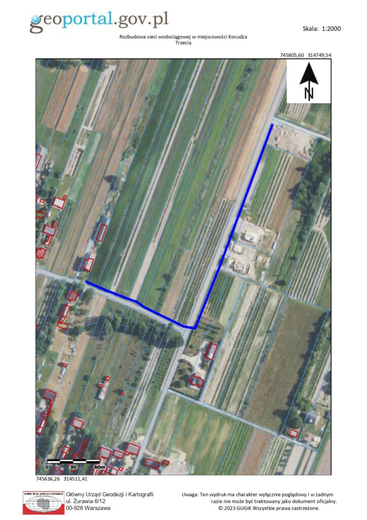 Mapa satelitarna z granicami działek na terenach rolniczych i zabudowanymi obszarami, zaznaczona niebieska linia, skala 1:2000, północ zaznaczona strzałką.