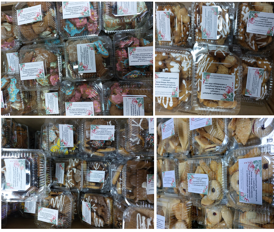 Przezroczyste plastikowe opakowania z różnorodnymi ciasteczkami, zdobione kolorowymi lukrami i posypkami, z naklejkami zawierającymi tekst i grafiki kwiatowe.