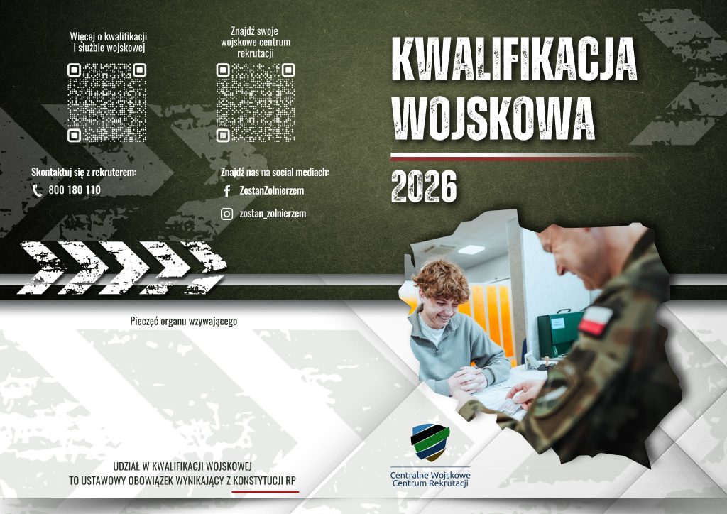 Dwóch mężczyzn, jeden w mundurze wojskowym z polską flagą na rękawie, drugi w szarej bluzie, siedzą przy stole; tło zielone z białym napisem "KWALIFIKACJA WOJSKOWA 2026".