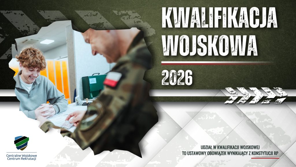 Młody mężczyzna rozmawia z żołnierzem w mundurze z naszywką flagi Polski, tło zielono-białe z napisem "Kwalifikacja wojskowa 2026".