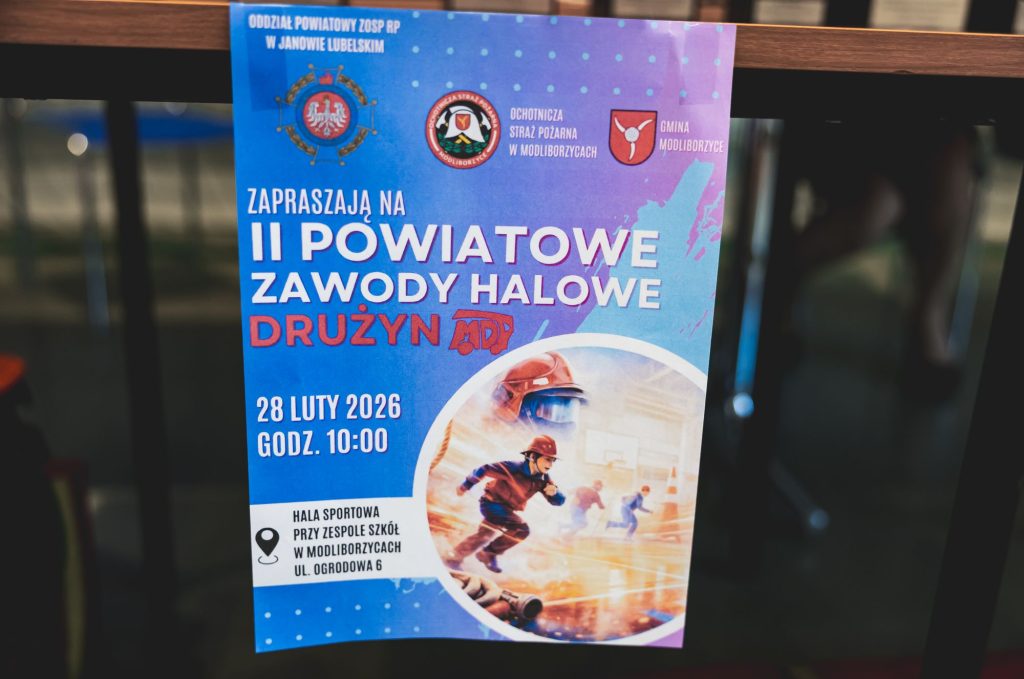 Plakat w niebiesko-fioletowej kolorystyce z datą 28 lutego 2026, godziną 10:00, tekstem i grafiką dzieci w hełmach strażackich biegnących w hali sportowej.