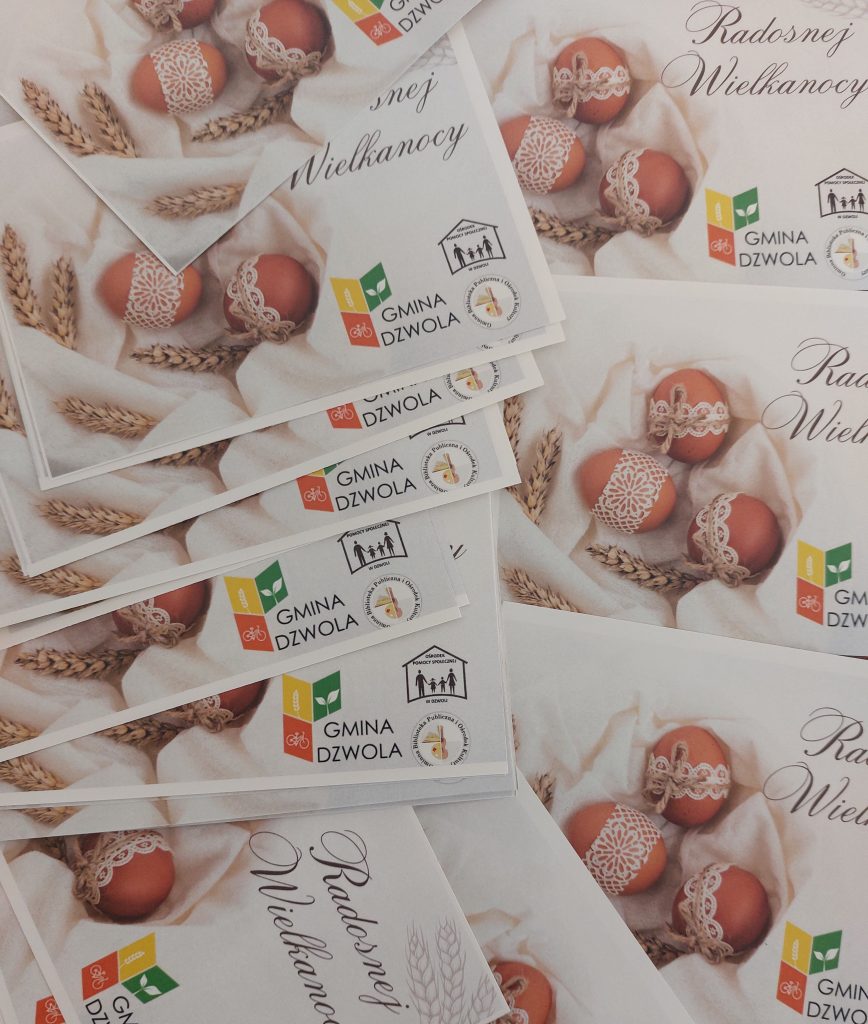Kartki wielkanocne z trzema brązowymi jajkami ozdobionymi koronką i sznurkiem, kłosy zboża, logo Gmina Dzwola oraz napis "Radosnej Wielkanocy" na jasnym tle.