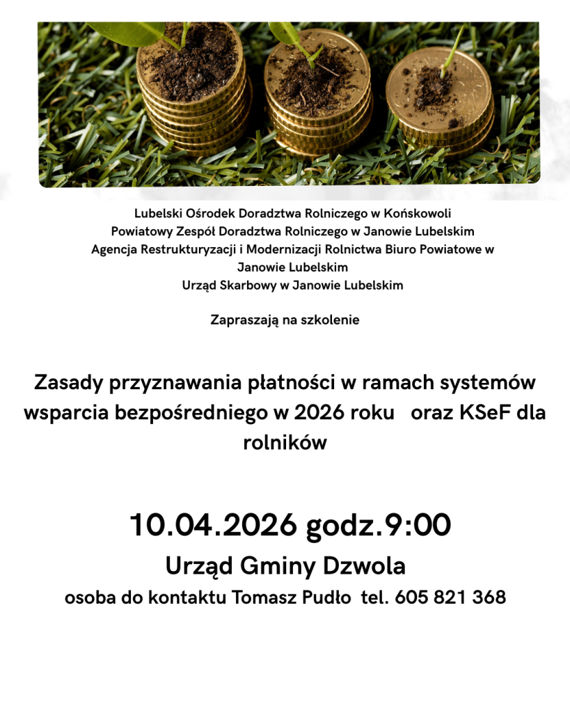 Stosy złotych monet na zielonej trawie, na monetach ziemia i rosnące zielone sadzonki.