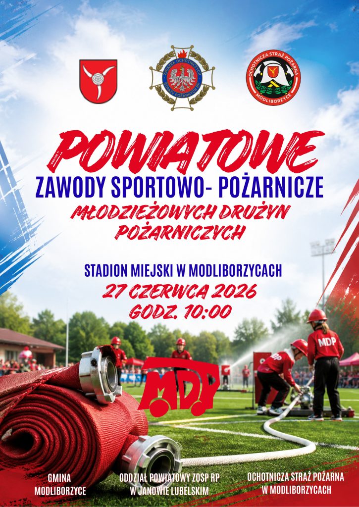 Nawinięty czerwony wąż strażacki na zielonym boisku, dzieci w czerwonych hełmach i strojach z napisem MDP, niebieskie niebo z chmurami, tekst informacyjny o zawodach strażackich.