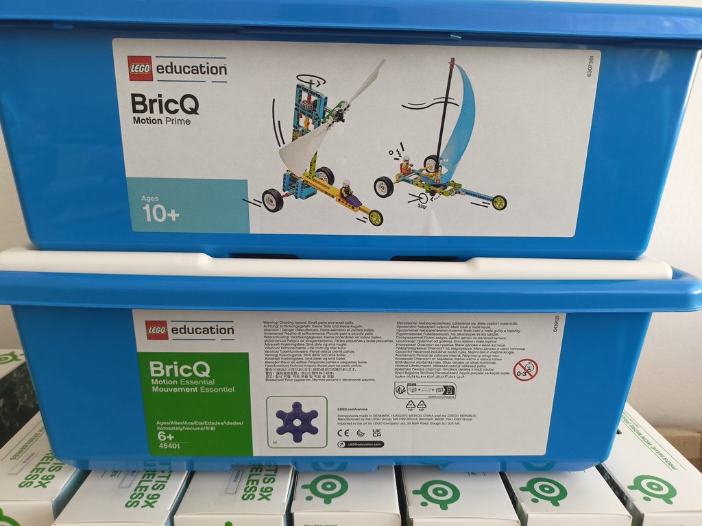 Niebieskie pudełko LEGO Education BricQ Motion Prime i Motion Essential, z ilustracjami modeli z klocków i informacjami o wieku 10+ i 6+.